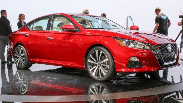 У 2019 році Nissan Altima замінив свій V6 з змінним коефіцієнтом стиснення чотирициліндрового турбонаддуву, від 8: 1 (продуктивність) до 14: 1 (ефективність), збільшивши або зменшивши охоплення поршнів. Він також отримує повний привід за допомогою традиційного 2.5-літрового рядка-чотири. Три верхніх ліній обробки (SV, SL, Platinum) отримують ProPilot Assist стандарт для напів-автономного водіння.