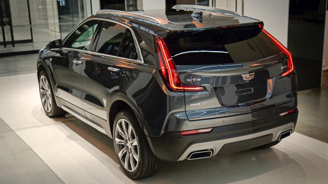 2019 Cadillac XT4 - маленький розкішний кросовер Cadillac, який так сильно потребує. У 182 дюймах, це на 8 дюймів коротше, ніж кросовер XT5, який перевершує кожен інший Caddy принаймні на 3-1. XT4 отримує 237-сильний турбонаддув чотири та передній привід або AWD з заднім крутним моментом. Однак це не означає, що Cadillac відмінна автономна система керування Super Cruise.