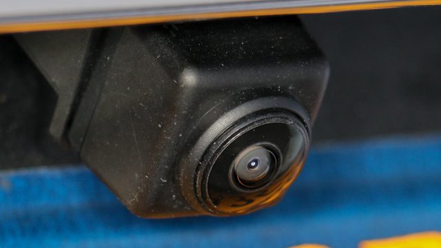 Задняя камера входит в стандартную комплектацию. Камера объемного звучания предлагается, но только на верхней линии отделки Terrain Denali.