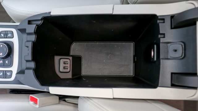 Бункер центральной консоли между передними сиденьями невелик, но у него есть два разъема USB на верхних линиях отделки и внутреннем свете.