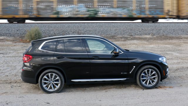 С xDrive, термином BMW для полноприводного автомобиля, X3 удобен на дороге и вне дорог, даже на песке или на некоторых пляжах. 2018 был перепроектирован для большего уклона сзади при нормальном вождении.