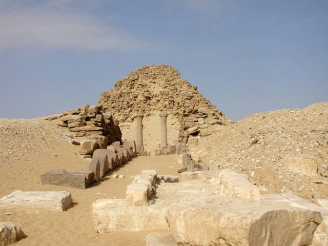 Image by Wikipedia. The far end of the still-extant causeway is visible in the foreground of the image.