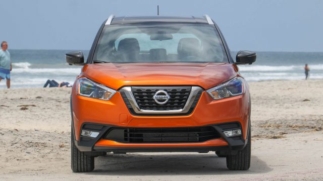 The Kicks adopts the now-familiar U-shape Nissan grille and the boomerang headlamp surround. The top-of-the-line Kicks SR gets fog lamps, LED low beams.