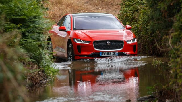 Jaguar I-Pace бросает до 50 см воды или 19,7 дюйма. Но опять же, это первый кузен Land Rover.