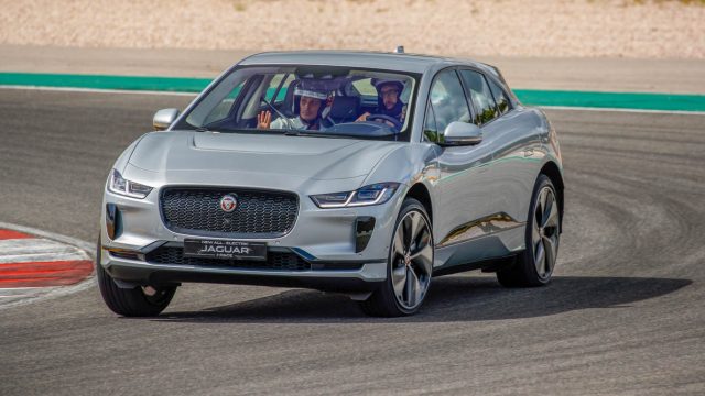 Всеэлектрический Jaguar I-Pace, притирающий Autódromo Internacional, совершает поездку по Алгарве (международный маршрут Алгарве) в Португалии.