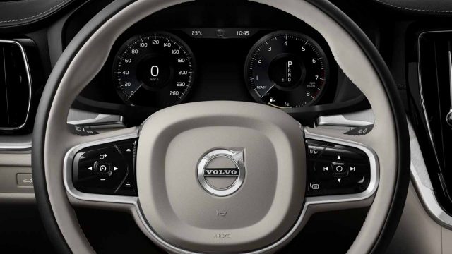 Нове рульове колесо Volvo S60 і панель приладів.