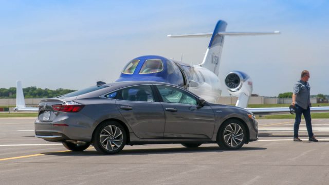 Здесь двухмоторный Honda Insight сидит перед двухмоторным HondaJet, самым продаваемым продавцом на текущем рынке бизнес-джет.