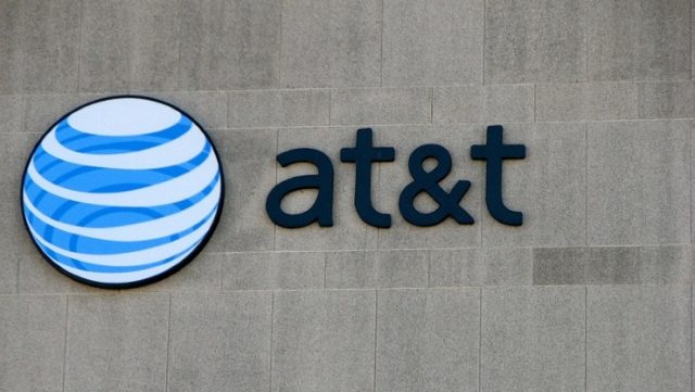 AT & T более чем удваивает скрытую плату за 800 миллионов долларов в год