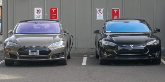 Tesla Model 3s заполняется в долине Напа.