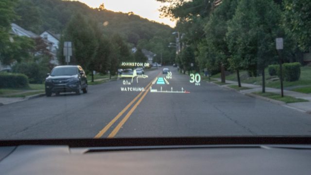 Опция «head-up display» (600 футов) - одна из новых моделей мега-дисплеев, которая показывает изображение, которое, по-видимому, является размером листа бумаги, плавающего над капюшоном. Изображение может быть отрегулировано ниже для предпочтения водителя.