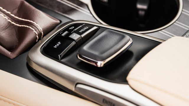 Lexus Remote Touch легко понять. Переместите курсор, покрытый кожей, куда вы хотите, чтобы указатель ушел, затем нажмите. В отличие от других интерфейсов (BMW iDrive), практика не делает работу Remote Touch намного лучше.