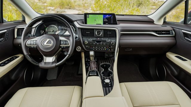 Колесо Lexus RL - вещь прекрасная, с множеством вариантов отделки кожи и дерева, все высококлассные.