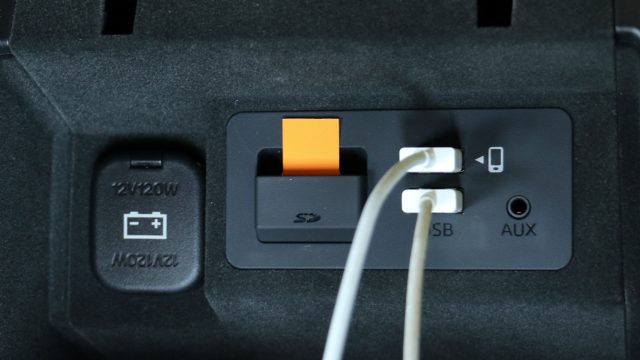 Центральна консоль також має пару USB-роз'ємів і два 12-вольтних аксесуарів.