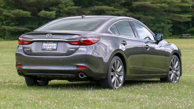 Похила лінія покрівлі 2018 Mazda6 є проблемою, коли шість футів відстають.