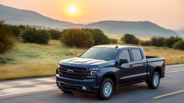 Пять из восьми линий отделки Silverado, включая RST, показанные здесь, предлагают динамическое управление топливом для трех бензиновых двигателей. DFM деактивирует цилиндры в 17 различных моделях в зависимости от скорости и нагрузки. Другие три газовых двигателя используют активное управление топливом, закрывая один банк цилиндров.