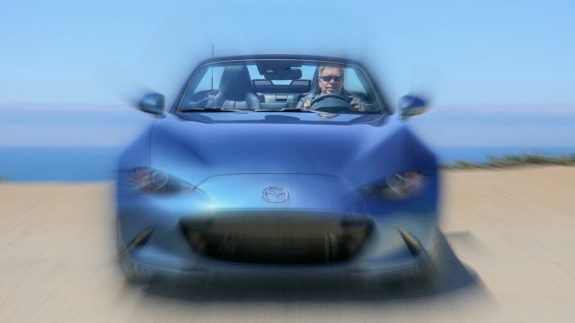 Конвертер MX-5 с мягким верхом - идеальный автомобиль для езды по Тихоокеанскому побережью (CA-1). В течение нескольких дней, когда бывает холоднее или холодно, или вы собираетесь на большие расстояния, вы можете предпочесть MX-5 RF или (power) убирающийся fastback. (Фотография Билла Ховарда.)