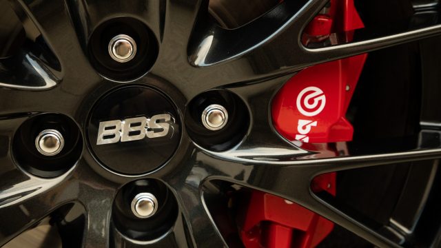 Один пакет Mazda добавляет колеса BBS и красные тормоза Brembo. Это 3770 долларов США, что составляет чуть более 10 процентов от цены на автомобиль. (Фото Mazda.)