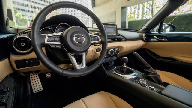 Кабина Mazda MX-5 - вещь простота и красота. Это почти похоже на спортивный автомобиль 1950-х годов, минус утечки масла, короткое замыкание, шум ветра, суровая поездка и отсутствие функций безопасности. (Фото Mazda)