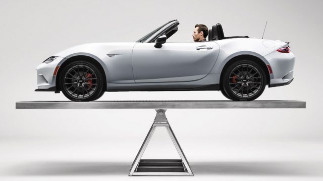 Mazda часто говорит о «Jinba Ittai» или о чувстве лошади и радара как о одном. Mazda MX-5 и этот всадник показывают идеальный баланс веса 50-50. Просто не набирайте вес. (Фото Mazda)