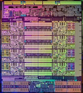 Haswell-E die shot (нажмите, чтобы увеличить). Повторяющиеся структуры в середине чипа составляют 20 Мбайт общего кэша L3.