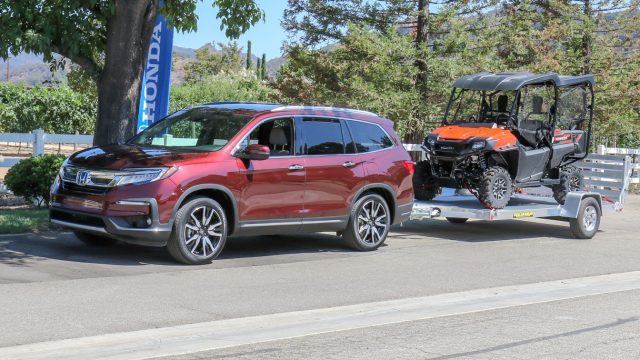 Пілот Honda піднімає 5,000 фунтів з повним приводом, 3500 фунтів на передній диск. Більшість середніх кузовів позашляховиків висвітлюють 3500 фунтів.