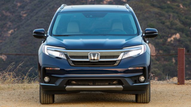 Вид спереду 2019 року на Honda Pilot. Що, схоже, на пластину для скідання, як кажуть позашляховики, "trompe l'oeil" - це трюк ока. Це срібляста фарба на бампері.