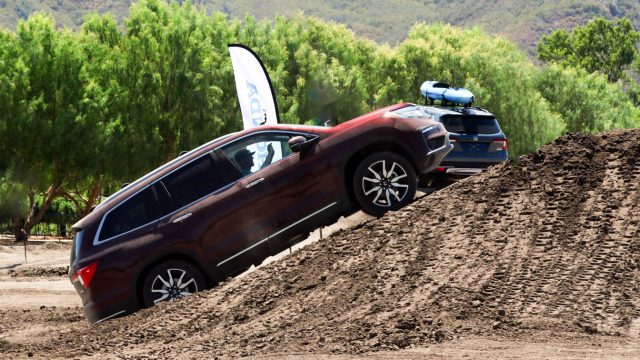 Хонда Пілот піднімається на техногенний пагорб. На бездоріжжю Honda тест-стрічка також мала ліжко скель, круто крива бруду, хвилеподібні удари, які могли б отримати один або два колеса в повітрі, і пильний високошвидкісний підйомний поворот. Новий Пілот звернувся з усіма.