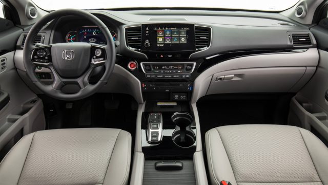 2019 Honda Pilot cockpit виглядає і відчуває себе добре. Це дозволить деяким людям цікаво, що вони отримують, перейшовши до Audi, BMW, Lexus або Mercedes.