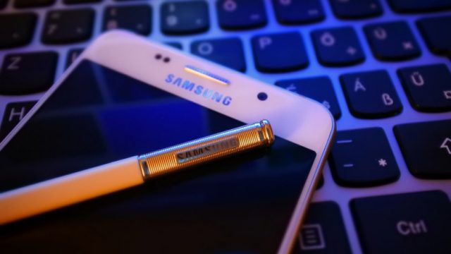 Samsung клятвется доставить складной телефон к концу 2018 года