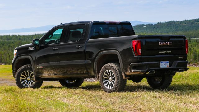 Sierra AT4 - це позашляховик для GMC, який доставляється із заводу з позашляховими шинами і піднімається на 2 дюйми. Покупець може спеціально замовляти інші порядок ліній з 2-дюймовими наборами підйому, якщо це необхідно. (Фото: Білл Ховард)