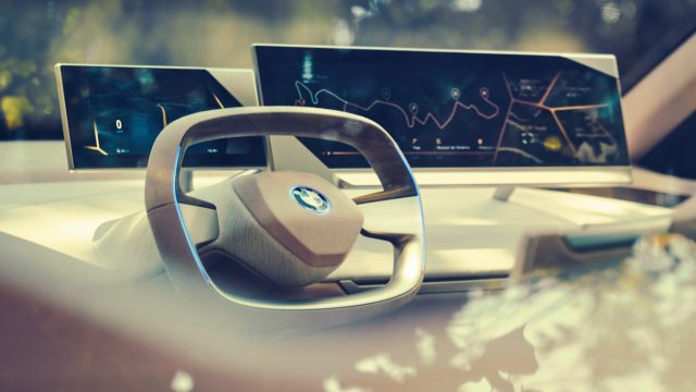 BMW iNext и два больших ЖК-экрана для информационно-развлекательных систем, приборов, а также боковых зеркальных камер.