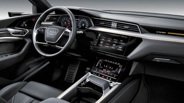 Audi e-tron cockpit. Зверніть увагу на три РК-дисплеїв: панель інструментів плюс панелі верхнього і нижнього стеків центру.