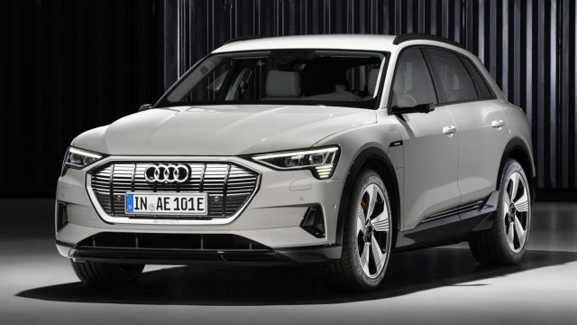 Audi e-tron crossover - 193 дюймів завдовжки, 76 дюймів завширшки, 66 дюймів заввишки. Різноманітна (для Audi) решітка дизайну повинна виглядати годинником у аеродинамічному тунелі.