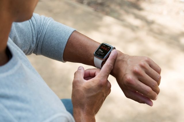 Cardiologist Questions Accuracy of ECG Function in Apple Watch 4