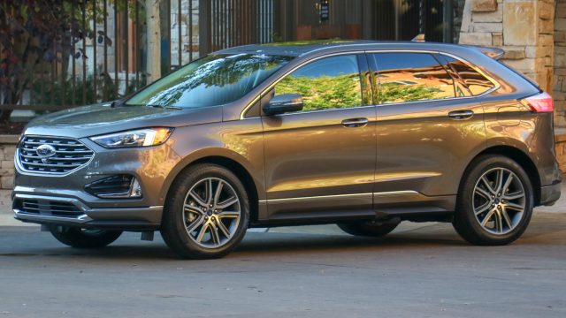 Ford Edge поставляется с четырьмя линиями отделки: SE (слегка оборудованный), SEL и Titanium, с четырьмя цилиндрами с турбонаддувом (EcoBoost) и спортивным Edge ST с турбонаддувом V6.