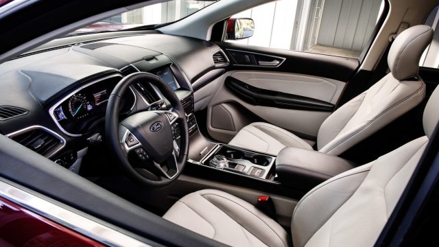 Интерьер Ford Edge Titanium - высококлассный, с кожаными креслами.