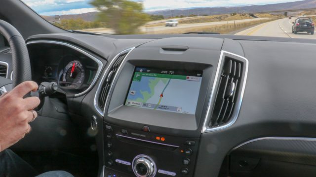 Ford Sync 3 работает хорошо и больше не является источником жалоб владельца. Над 8-дюймовым ЖК-дисплеем: дополнительный ящик для хранения.