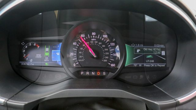 Панель приборов Ford Edge имеет центральный спидометр и ЖК-дисплеи с каждой стороны. В 2019 году фланговые ЖК-дисплеи начинают казаться маленькими.