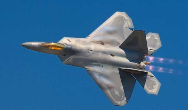 Менше 50 відсотків F-22 Raptors доступні і готові до обслуговування.