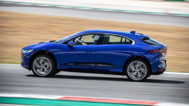 Jaguar i-Pace EV: надежный элитный соперник в Тесла с возможностью горячего трека на ипподроме.