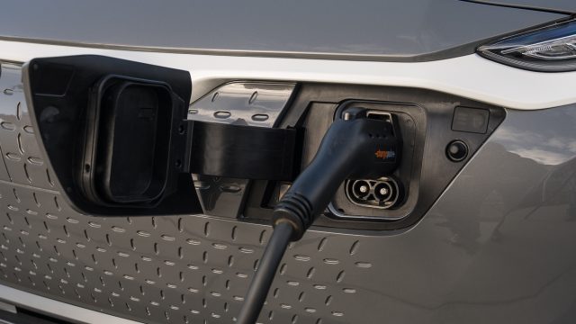 "Консоль" "Grille" відкривається для підключення системи SAE Combo Charging System. На швидкісній станції повна зарядка становить лише годину. Удома на 240 вольт, 9,5 години.