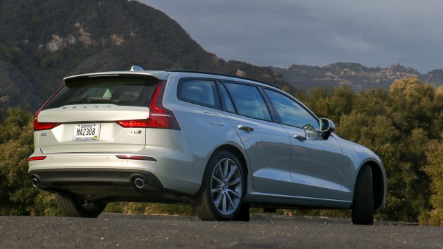 2019 Volvo V60, совершенно новая модель, на пять дюймов длиннее и на два дюйма выше, чем уходящий вагон.