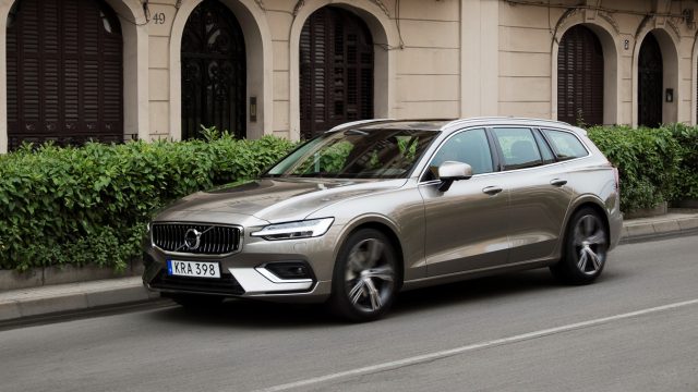 Новая надпись Volvo T6 в Pebble Grey. Надпись - верхняя линия обрезки; он работает на 10 долларов больше, чем Momentum, но с большим количеством включенных.