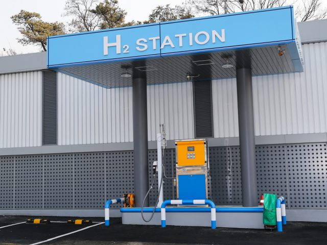 Most US hydrogen fuel stations are in California. The number may double in 2019 to about 100. 