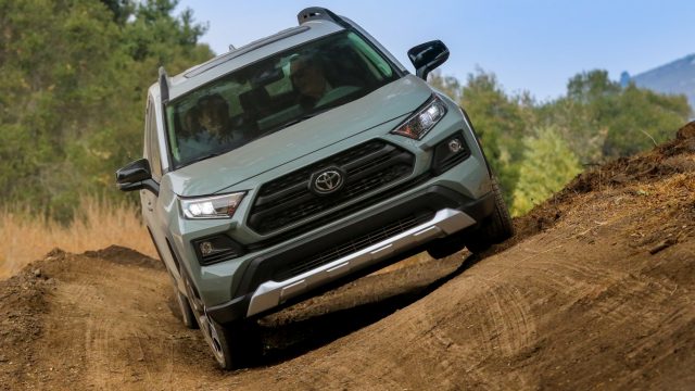 На сафарі: RAV4 керує світлом поза дорогою. Пасажири скажуть "достатньо" задовго до того, як модель 2019 року закінчиться тягою.