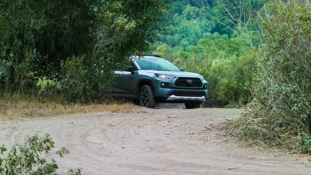 Весь повний-колесо-загнали RAV4s ми випробували були впевнені-footed на похилих дорогах бруду з хвилястими та мілкими канавами.