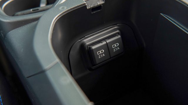 Все, крім входу RAV4, має п'ять роз'ємів USB.