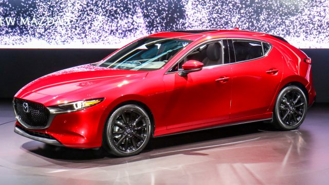 2019 Mazda3 доведе, що ринок седану не мертвий. Приголомшливий компактний хетчбек та основний вид седан пропонують повнопривідні, а також бензин, легкий гібрид, дизельне паливо та газові двигуни з іскорючим або компресійним запалюванням Skyactiv-X. США бачать газ, може, Skyactiv-X. Інтер'єр виглядає висококласним, а HUD доступний. Ми сподіваємось, що розважальна програма отримає необхідне оновлення.