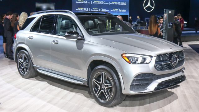 2020 Mercedes-Benz GLE midsize SUV отримує систему підвіски E-Active Body Control. Він використовує чотирикутникові повітряні пружини, нахиляється до повороту, а також допомагає вилучати позашляховиків з бруду. База GLE 350 тепер має чотири циліндра, а не шість, і коштує ще $ 2000 на базі 57 000 доларів у порівнянній конфігурації з повним приводом. Що стосується його статусу, панель інструментів та стек центру складають 12,3-дюймові РК-дисплеї.