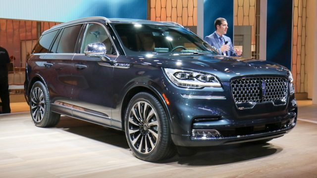 Lincoln Aviator - новий лінійка середнього розміру Lincoln, що має розмір 193 дюймів завдовжки і яка замінює 208-дюймовий Lincoln MKT. Це слоти над Lincoln Nautilus (nee MKX), а також під масивним навігатором. Потужність поставляється з 3.6-літровим близнюком-турбонаддувом 400-плюс hp, більше з акумулятором під підлогою, що робить його гібридом плагіна потужністю 450 к.с. Лінкольн каже, що кабіна інструментів була спрощена.